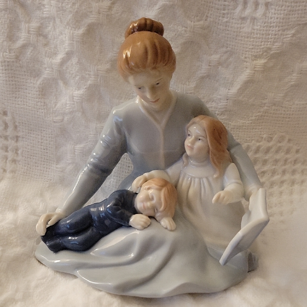 Vtg. Avon "A Mother's Touch" Mother's Day 1984. Porcelain Figurine.